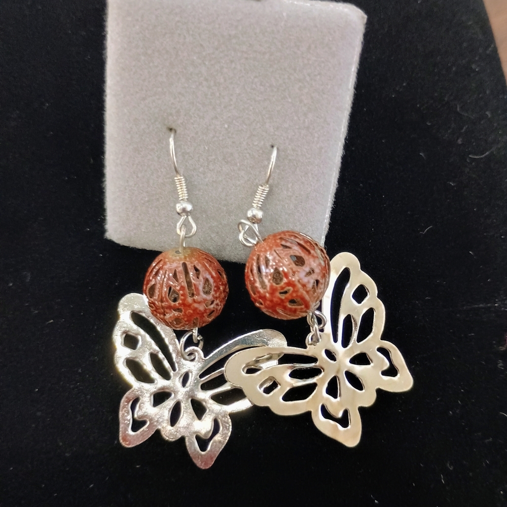 3 Pairs Of Earrings - Picture 3 of 4
